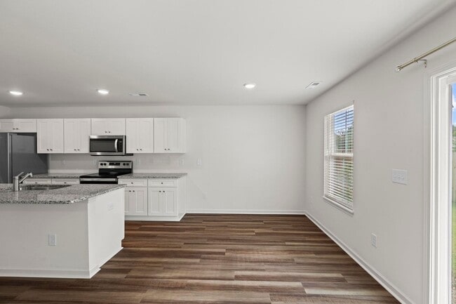 Building Photo - Welcome to your new home in the heart of L...