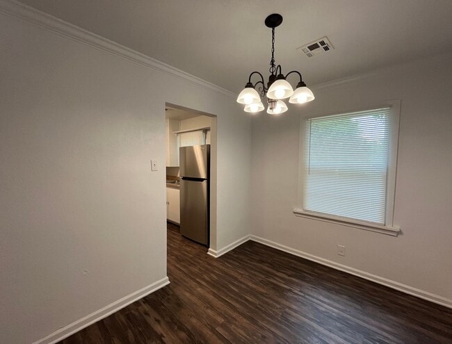Building Photo - Adorable 2 bedroom 1 bathroom home with a garage!