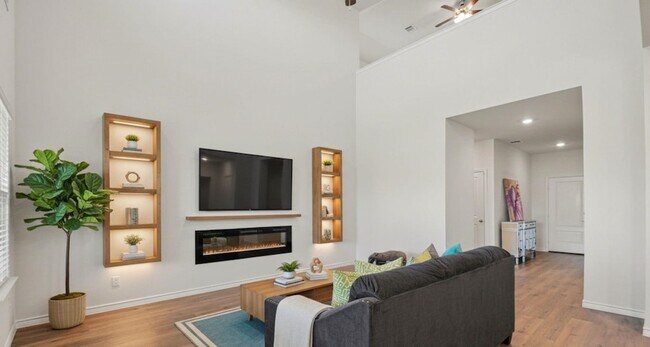 Building Photo - 1613 Grand Villa St