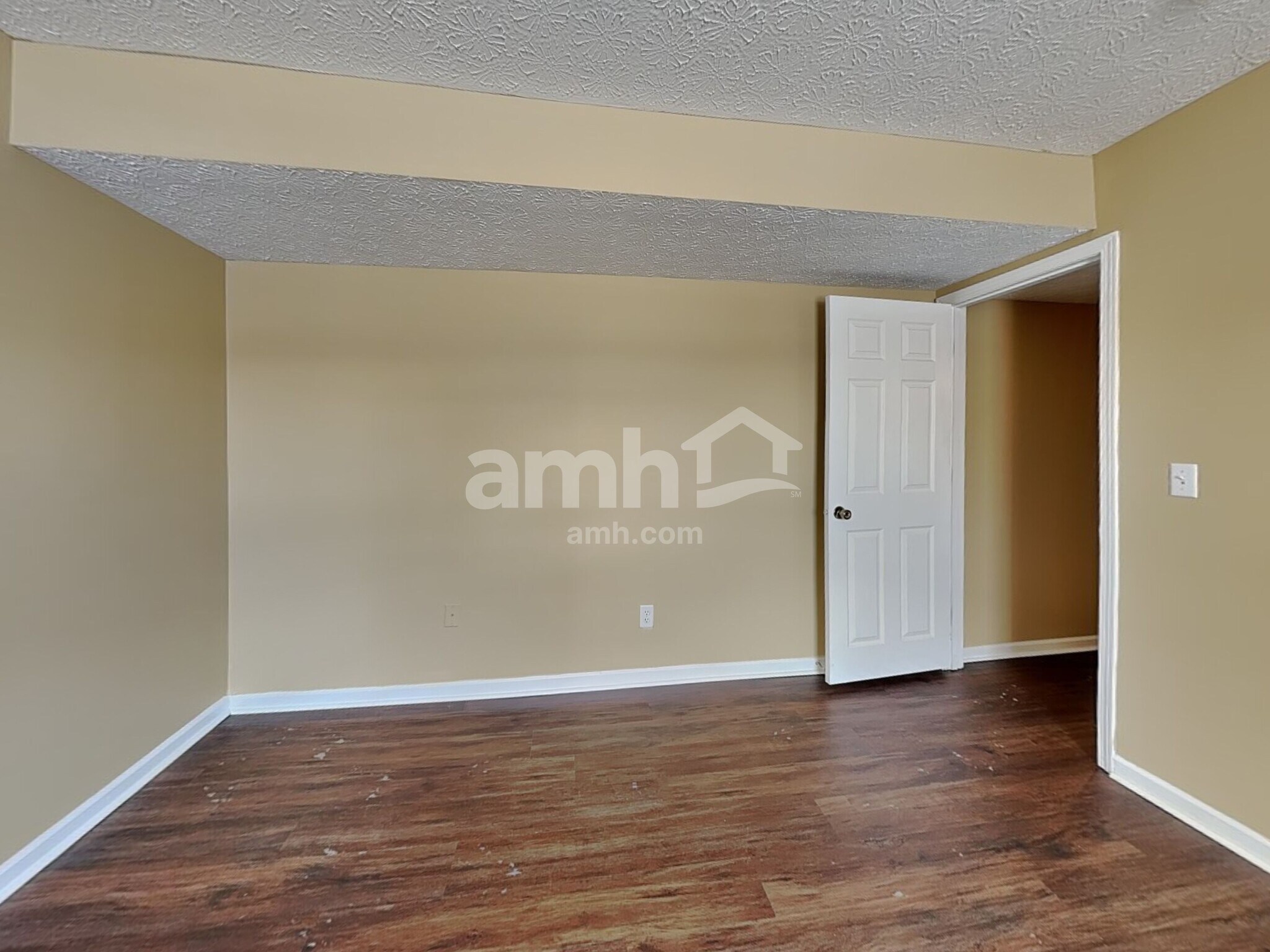 Building Photo - 372 Thompson St