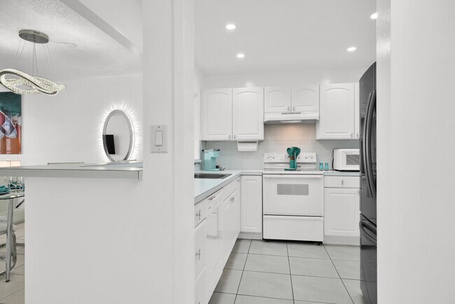 Building Photo - 3725 S Ocean Dr