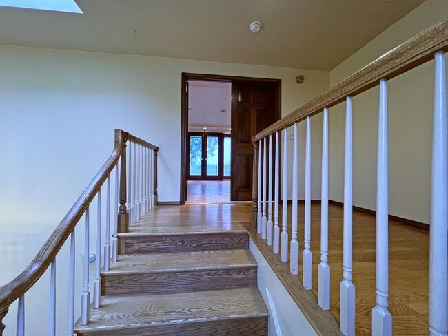 Building Photo - Gated Sound view home Des Moines area, 4 bed plus den 2.5 bath 3900 s/f, Available NOW!!!