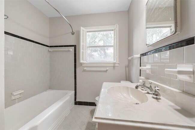 Building Photo - 1002 Waltway Dr