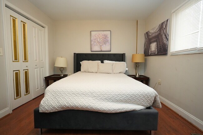 Building Photo - 1207 Green Oaks Ln