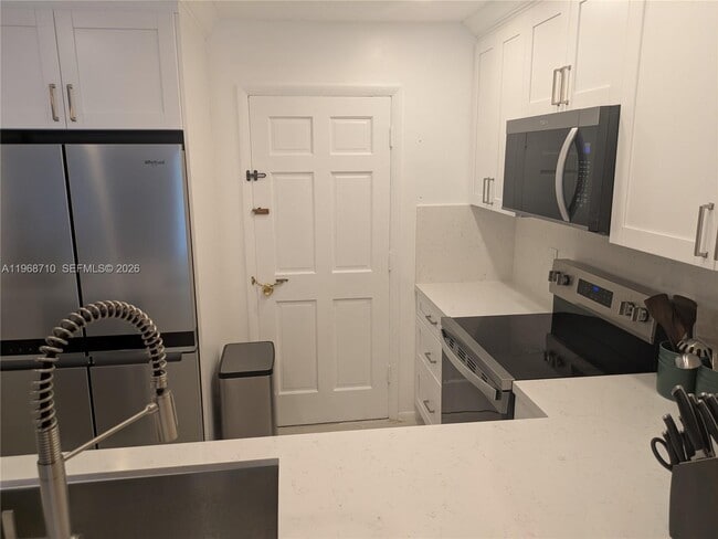 Building Photo - 9621 SW 77th Ave