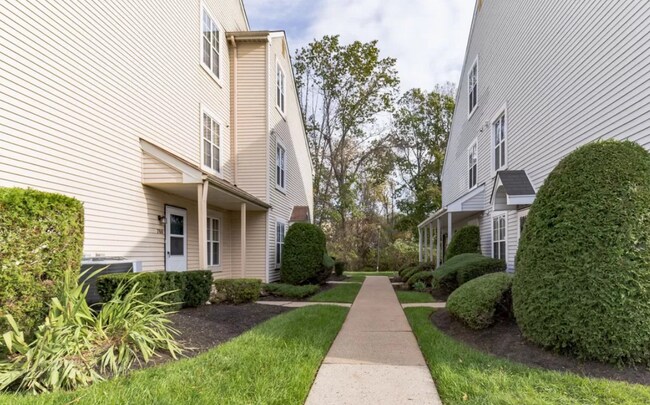 Walkway to Unit - 793 E Parker St
