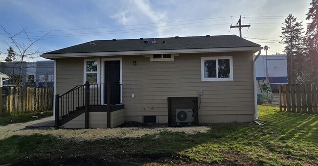 Building Photo - 2 Bedroom located minutes from JBLM