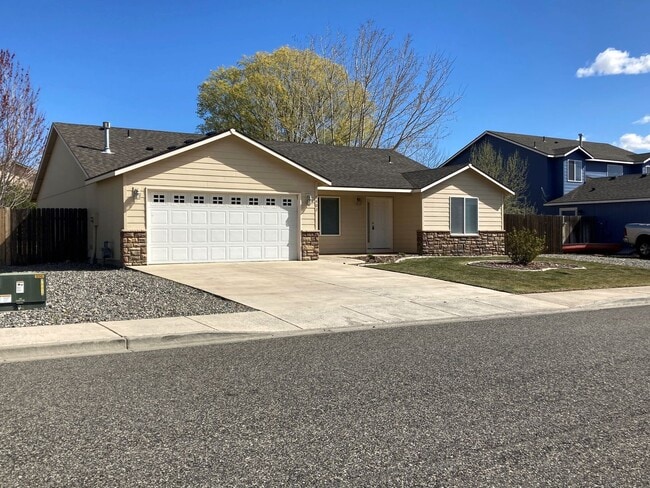Building Photo - Ranch-Style Home With Gas Fireplace and Washer/Dryer Included! 1 Small Dog Welcome!