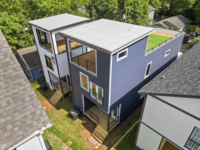 Building Photo - 569 Middle St SW