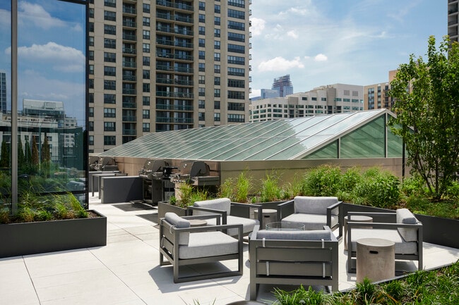 Building Photo - 14 W Superior St