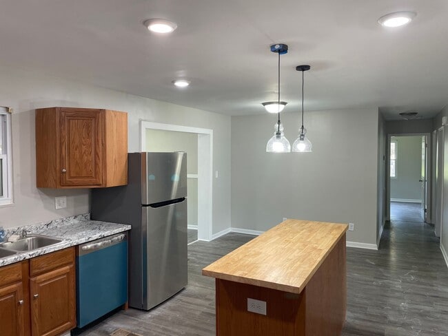 Building Photo - Fabulous Renovated Home Available Now!