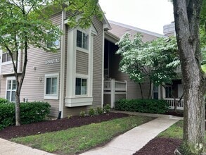 Building Photo - Commuter's Dream with Easy Living