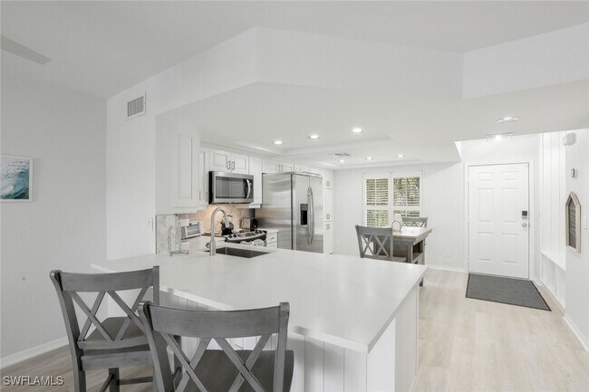 Building Photo - 9101 Vanderbilt Dr