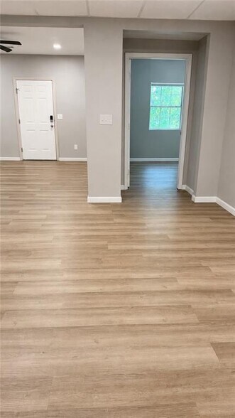 Building Photo - 202 Oakwood Cir