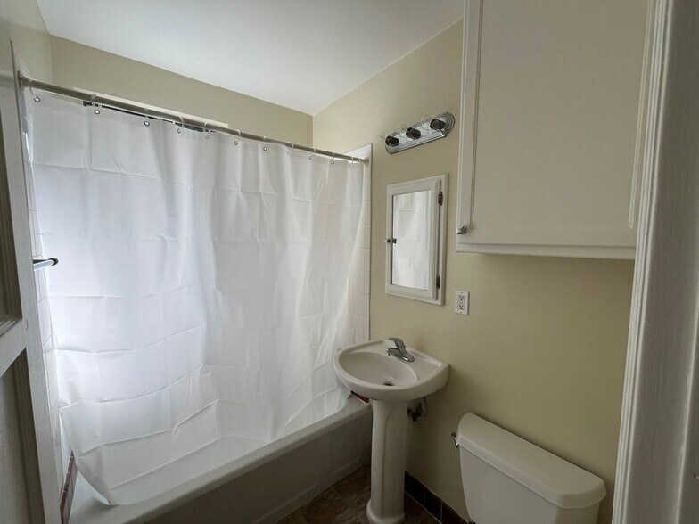 Building Photo - 126 N Maple St