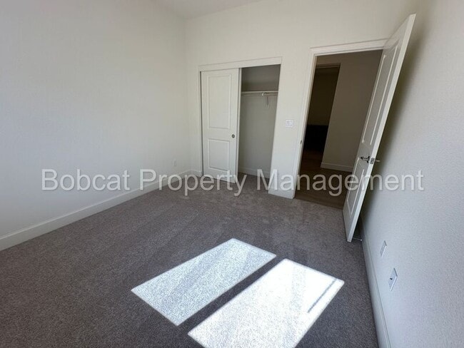 Building Photo - 923 Nelle Dr