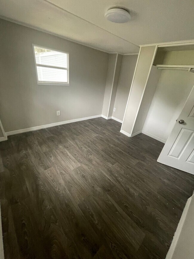 Building Photo - Welcome Home to Silver Lake