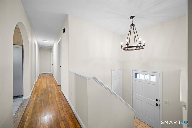 Building Photo - 25 Greenview Dr