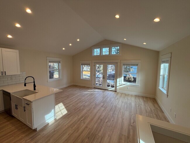 Building Photo - 480 SE Reed Market Rd