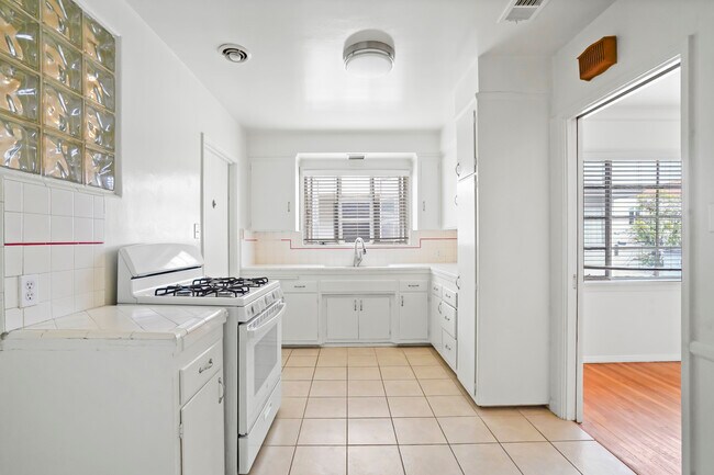 Kitchen - 8214 De Longpre Ave