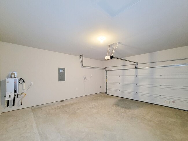 Building Photo - Single-story layout features a bright, open concept living area, dining space, and kitchen. Pebbl...