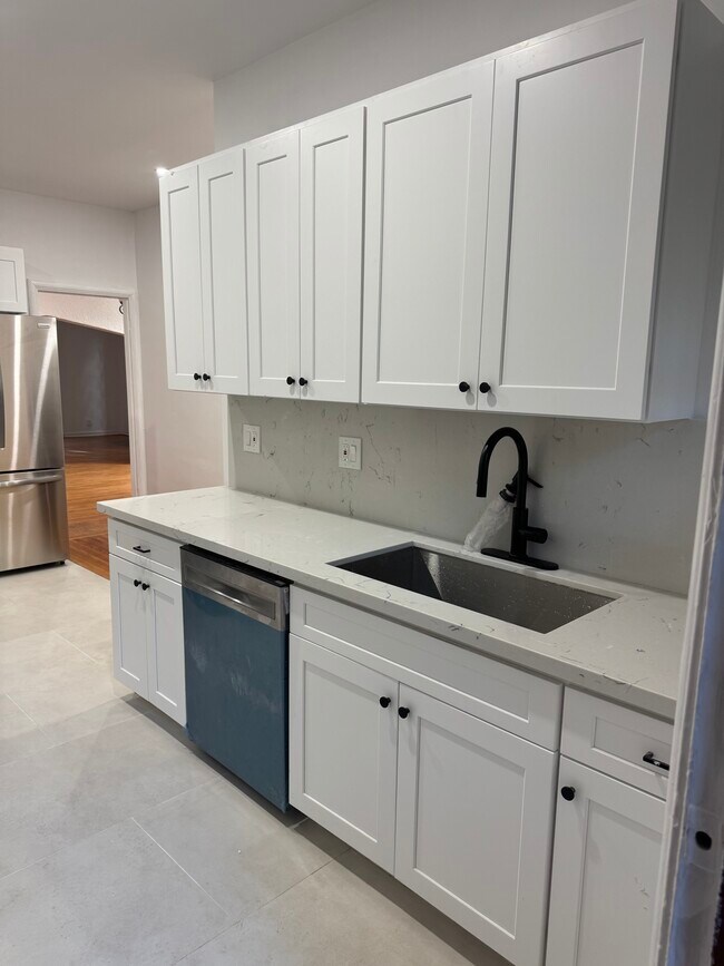 Building Photo - 1260 N Flores St