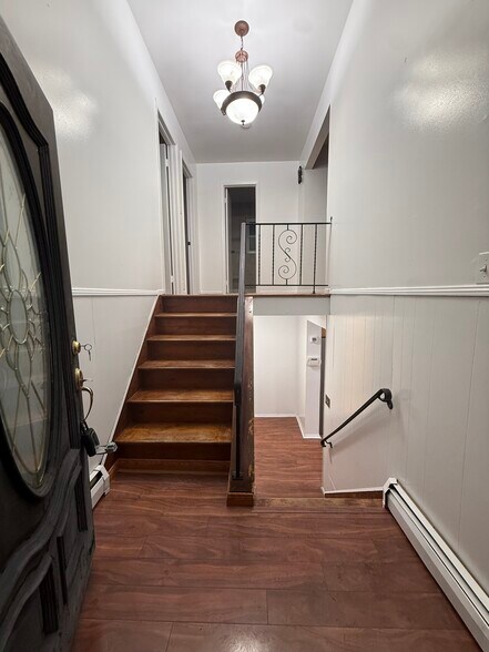 Building Photo - 7 Charles St