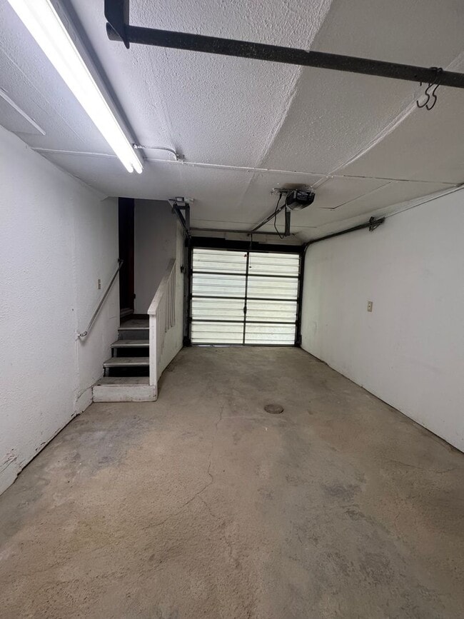 Building Photo - Beautiful 3-bedroom house for Rent AVAILAB...