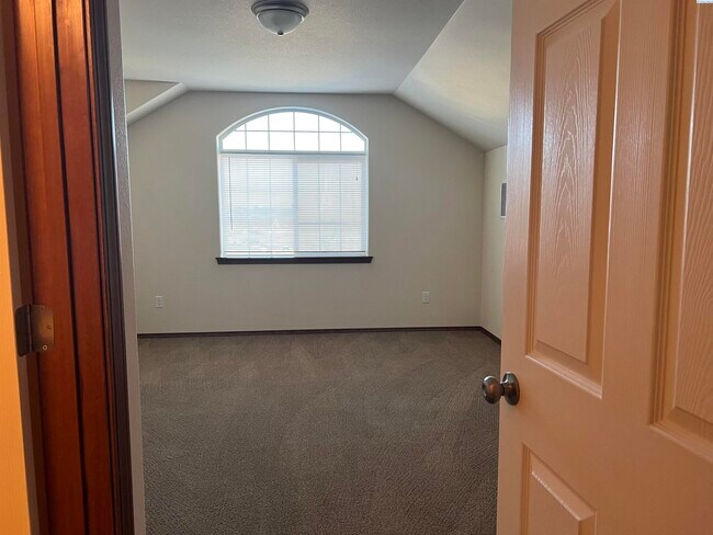 Building Photo - 337 Temple Meadow Ln