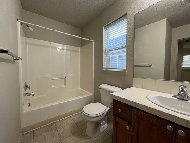 Building Photo - Charming 3-Bed, 3-Bath Home with Bright Ki...