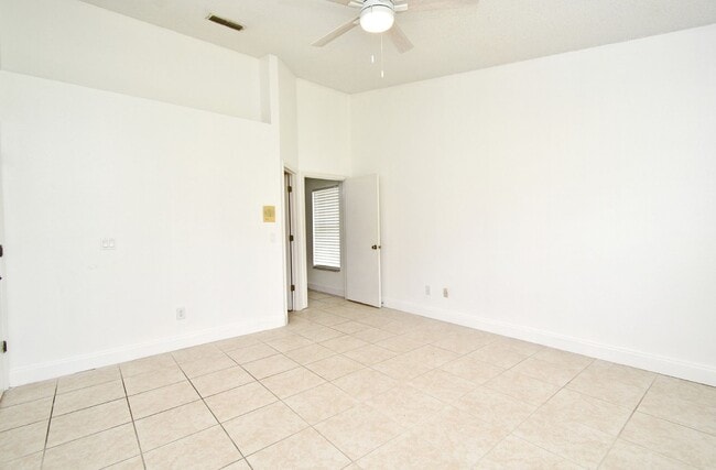Building Photo - 1,850 Sq Ft 3-Bed, 2-Bath Orlando Home – Lawn Care Included & Fully Updated!