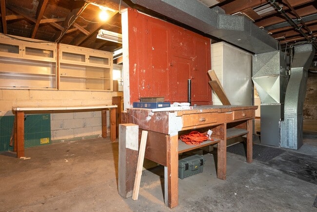 Building Photo - Old World Charm with Views of Lake Union!