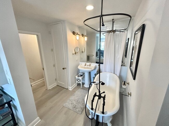 Building Photo - Charming Furnished Marina Studio