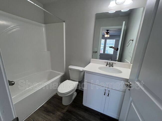 Building Photo - 5038 Mimosa Dr