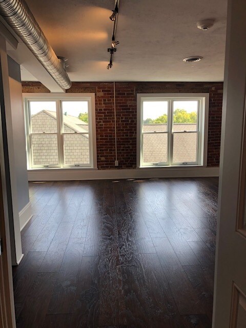 Floor to ceiling windows - MB - 144 W Liberty St