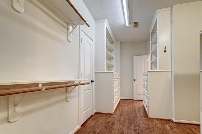 Building Photo - 2115 Foreland Dr