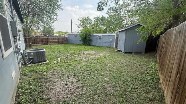 Building Photo - Newly renovated 3 bedroom 2 bath home centrally located!