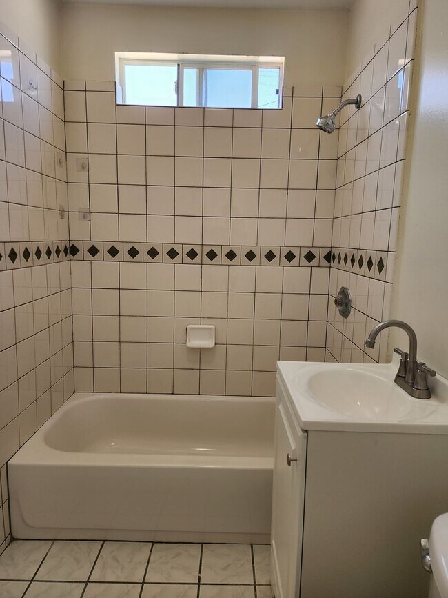 Building Photo - Charming 3 Bedroom / 2 Bathroom Home with ...