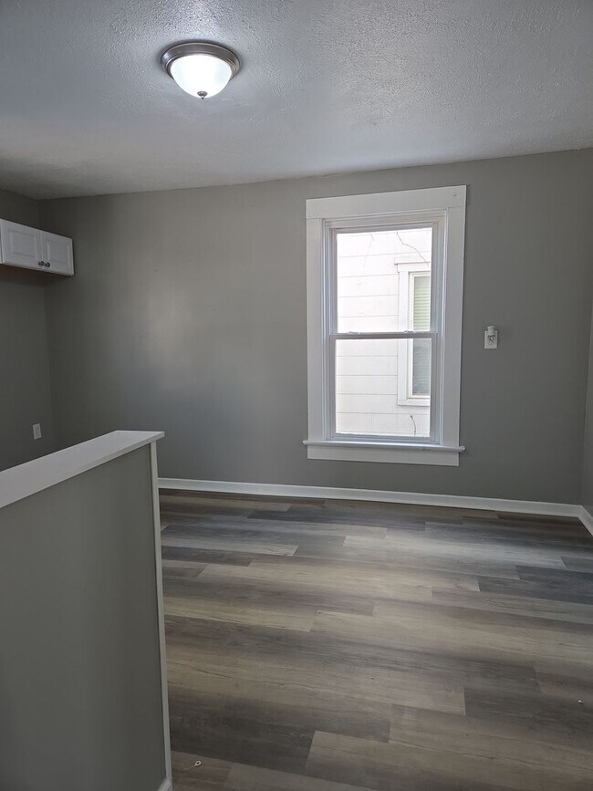 Building Photo - Quaint 3 bed 1.5 bath with detached garage close to everything