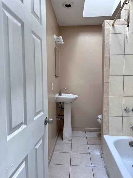 Building Photo - 2647 S 68th St