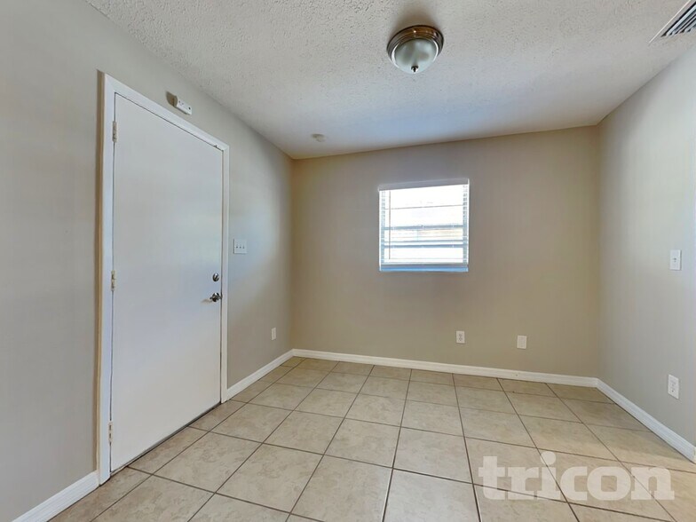 Building Photo - 1928 W Clinton St