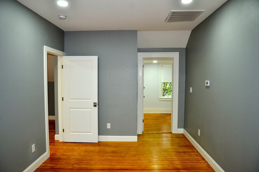 Building Photo - 1013 S Glasgow Dr