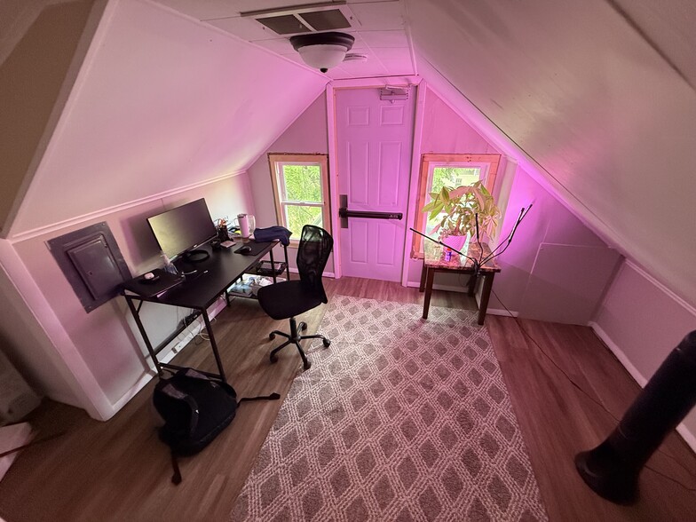 Building Photo - 804 W Oregon St