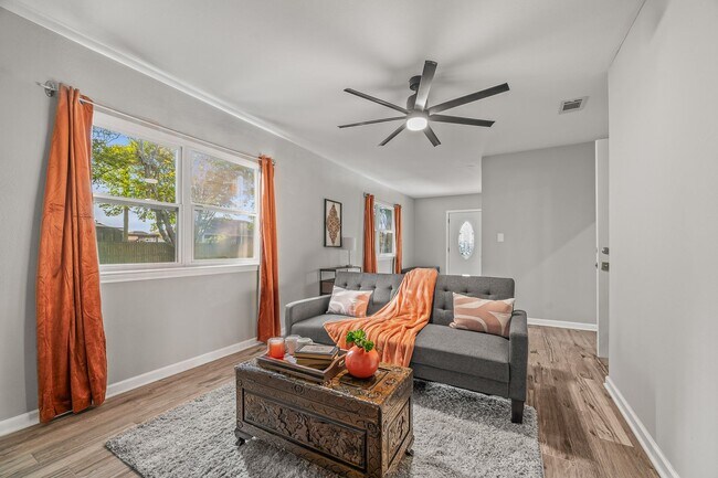 Building Photo - Stunning 4 bedroom with two bonus spaces, ...