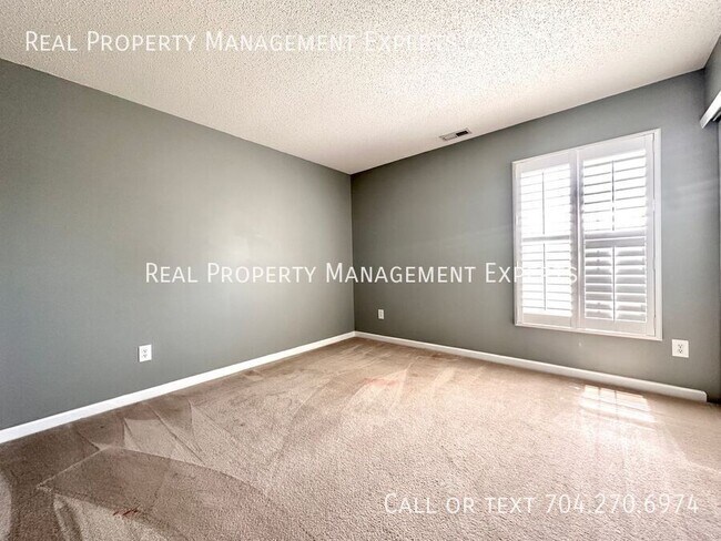 Building Photo - 10834 Glenluce Ave