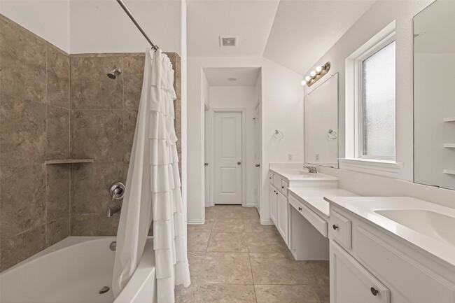 Building Photo - 16039 Cypress Farms Dr