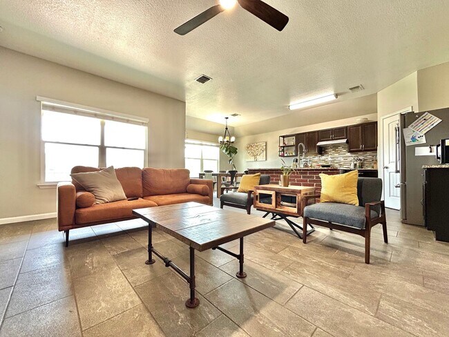Building Photo - Stunning 3/BR 2/BA Home with Spacious Back...