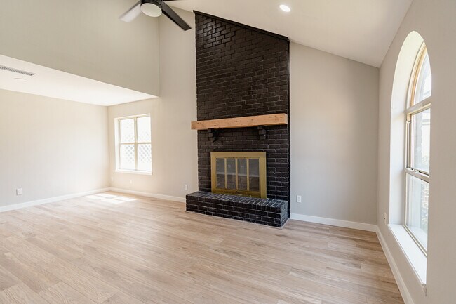 Building Photo - 2027 Lucerne Cir