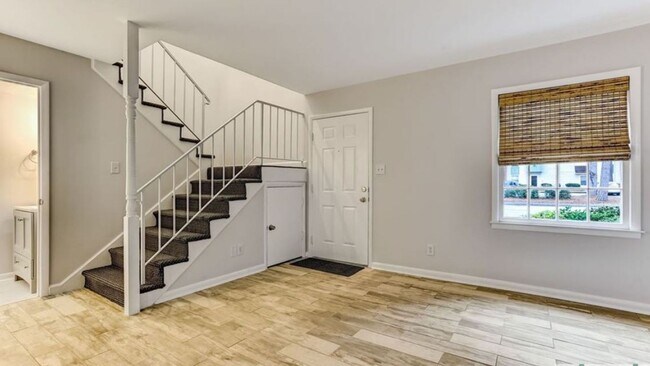 Building Photo - Charming Town Home Available August 12th.