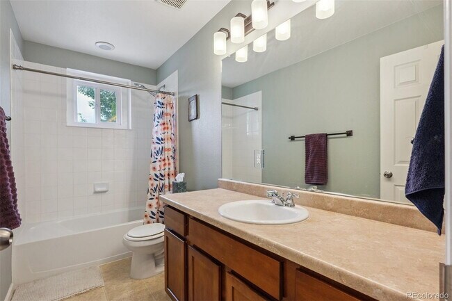 Building Photo - "Charming 3-Bed Sanctuary in Englewood: Spacious 3,089 Sq Ft with 2.5 Baths!"